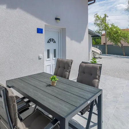 Apartment Cozy In Micetici With Wifi Ladrovici