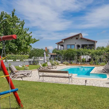 Apartment 1 Bedroom In Micetici *